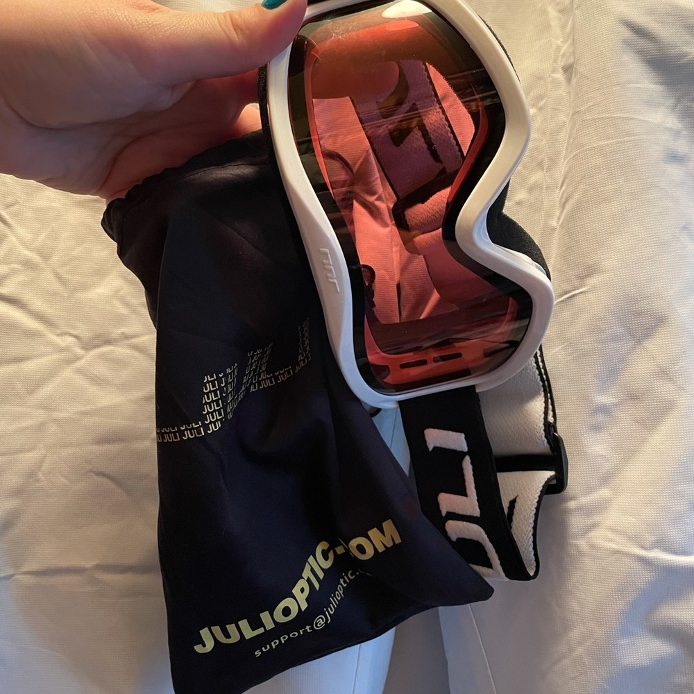 Ski/snow goggles with UV protection